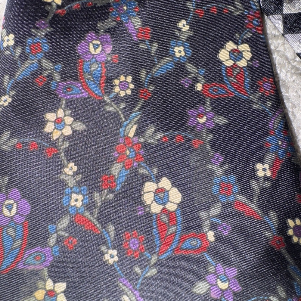 Vtg Oleg Cassini Silk Mens Necktie Art Deco Black White Red Floral Classic USA - Picture 2 of 4